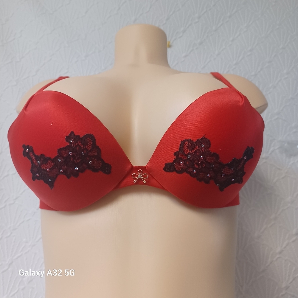 Victoria's Secret Red Lace Underwire Bra Size 32C